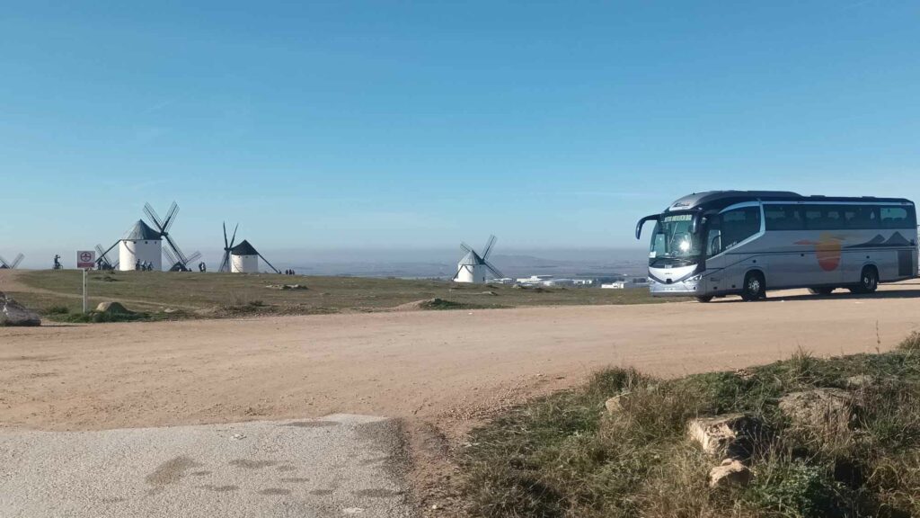 Autobús PMR adaptado La planificación de un viaje para personas con necesidades especiales requiere de experiencia y vehículos adecuados. Nuestros vehículos para personas con movilidad reducida han sido seleccionados y mantenidos específicamente para ofrecer la máxima seguridad y el mayor confort. Además de los sistemas de accesibilidad, nuestros vehículos para personas con movilidad reducida cuentan con: Conductores especializados: Personal altamente formado en el manejo seguro de la plataforma elevadora y en la atención a pasajeros con necesidades especiales. Espacio interior optimizado: Diseño interior que permite la fácil maniobrabilidad de sillas de ruedas y garantiza el confort de todos los acompañantes. Si buscas un servicio de transporte que elimine las barreras y ofrezca una experiencia de viaje fluida, nuestros autobuses adaptados son la solución ideal en Sevilla y Andalucía.