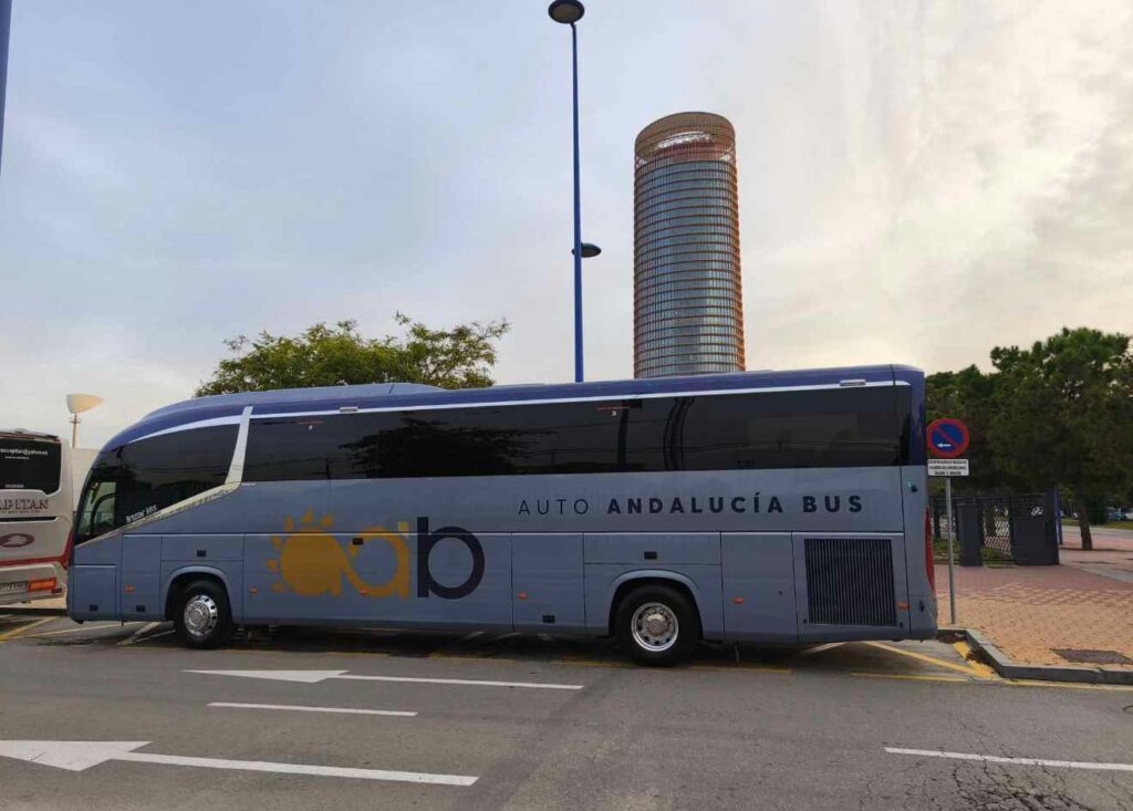 alquiler de autobús para grandes grupos en verano